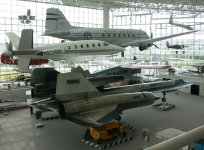 Lockheed_M-21_carrier_(SR-71_Blackbird)_&_D-21_drone,_Seattle_Museum_Of_Flight,_Washington.jpg