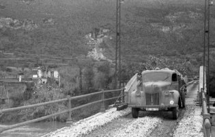 Bundesarchiv_Bild_101I-305-0652-04,_Italien,_Luftwaffen-LKW_bei_Fahrt_über_Brücke.jpg