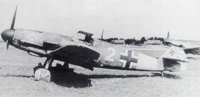 Messerschmitt Bf 109F2 7.JG53 (W2+I) Hermann Neuhoff WNr 6702 July 1941 01